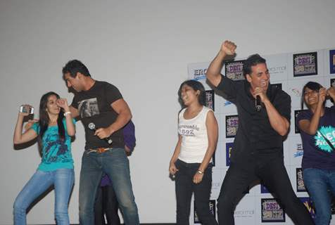 Akshay Kumar and John Abraham Promote Desi Boyz at Oberoi Mall