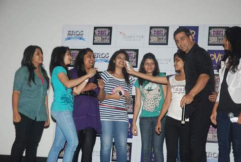 Akshay Kumar Promote Desi Boyz at Oberoi Mall