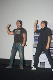 Akshay Kumar and John Abraham Promote Desi Boyz at Oberoi Mall