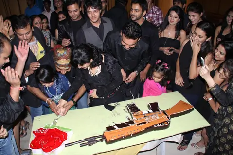 Cake Cutting on completino of 200 episodes of Phulwa