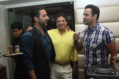 Rohit Roy and Shashi Ranjan grace Sudhanshu Pandey Wedding Anniversary bash at Bistro Grill in Mumba