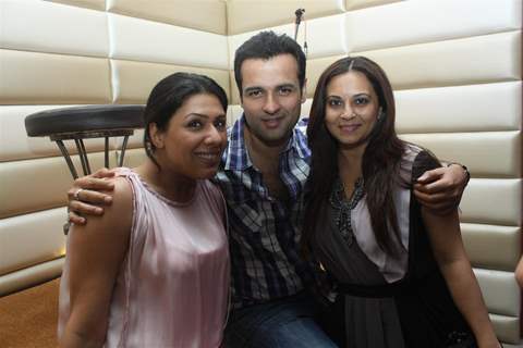 Rohit Roy with wife Manasi grace Sudhanshu Pandey and Mona Wedding Anniversary bash at Bistro Grill