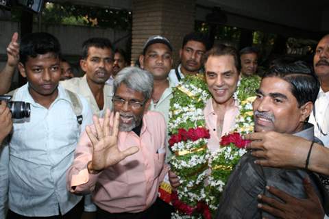 Fans Celebrate Dharmendra's Birthday