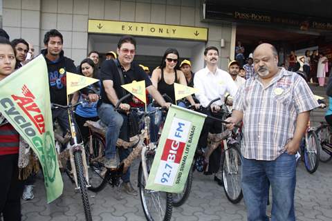 Neha Dupia, Vinay Pathak, Saurabh Shukla & Hockey player Yuvraj Valmaki at 92.7 BIG FM Cyclogreen rally