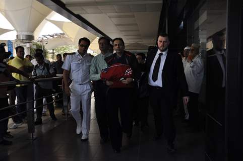 Dev Anand's ashes brought by his son Sunil Anand at Mumbai International Airport