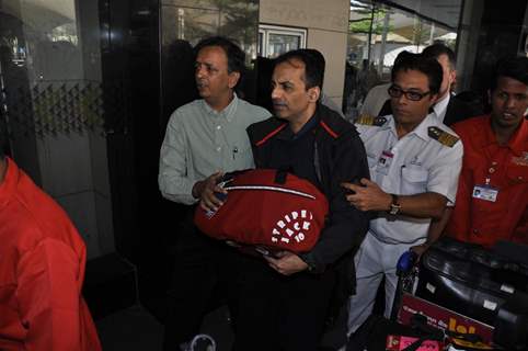 Dev Anand's ashes brought by his son Sunil Anand at Mumbai International Airport