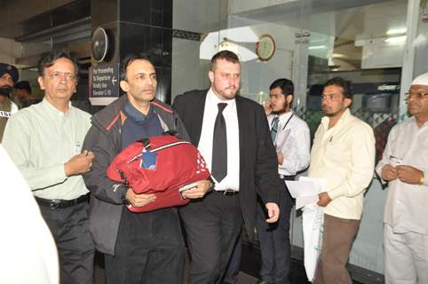 Dev Anand's ashes brought by his son Sunil Anand at Mumbai International Airport