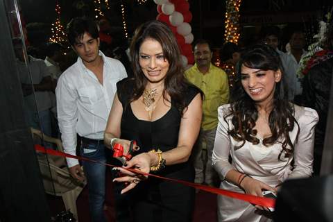 Poonam Jhawer inaugurates beauty salon ITS ALL ABOUT YOU in Andheri, Mumbai