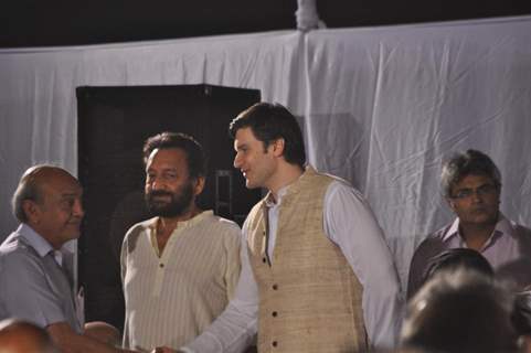 Shekhar Kapoor pays respect at Dev Anand's prayer meet