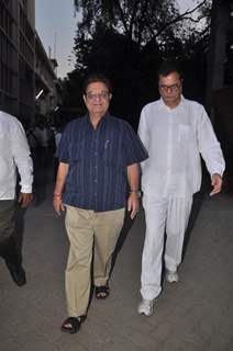 Bollywood celebs pays respect at Dev Anand's prayer meet at Mehboob studio