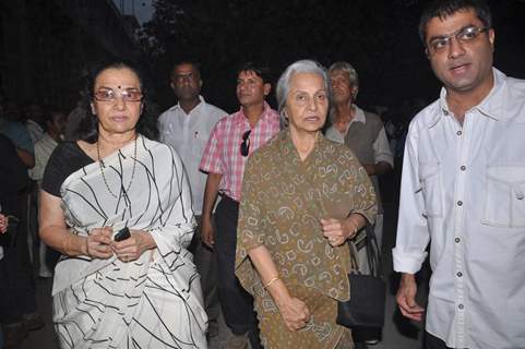 Asha Parekh and Waheeda Rehman pays respect at Dev Anand's prayer meet