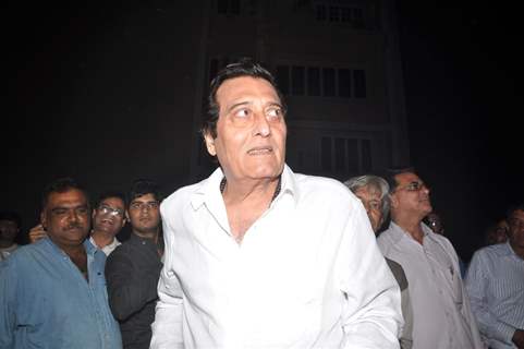 Vinod Khanna pays respect at Dev Anand's prayer meet