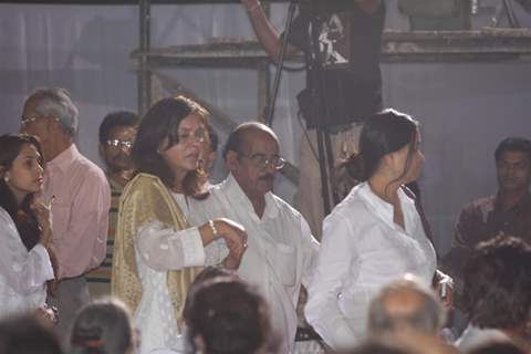 Zeenat Aman and Padmini Kohlapure pays respect at Dev Anand's prayer meet