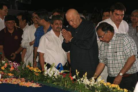 Prem Chopra and Raza Murad pays respect at Dev Anand's prayer meet