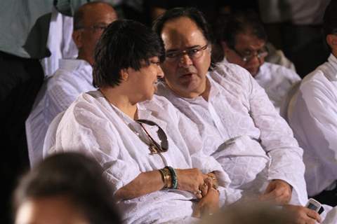 Farooque Shaikh pays respect at Dev Anand's prayer meet