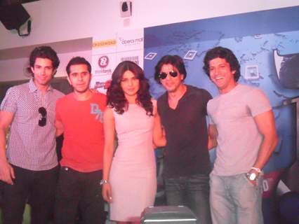 Shah Rukh, Priyanka Chopra, Farhan Akhtar, Ritesh and Sahil at Oberoi Mall for Don 2's game launch