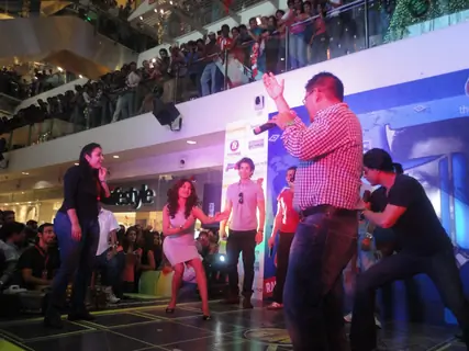 Shah Rukh, Priyanka Chopra, Farhan Akhtar, Ritesh and Sahil at Oberoi Mall for Don 2's game launch