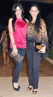 Zarine Khan with Manyata Dutt at Farah Khan's House Warming Party