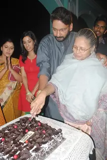 Cast celebrate 200 episodes of Navya