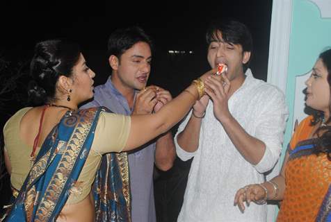 Cast celebrate 200 episodes of Navya