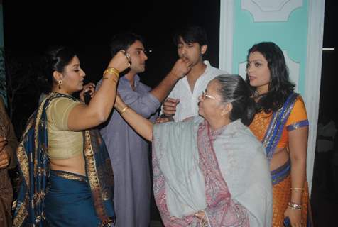 Cast celebrate 200 episodes of Navya