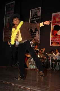 Celebs given Tribute to Dev Anand by 23 Ladies Musician