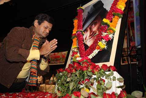 Celeb pays Tribute to Dev Anand by 23 Ladies Musician