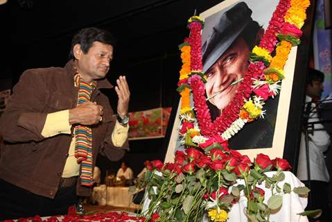 Celeb pays Tribute to Dev Anand by 23 Ladies Musician