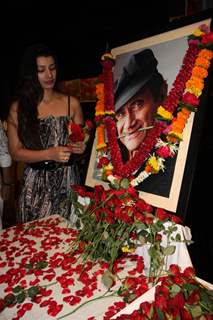 Mink Brar given Tribute to Dev Anand by 23 Ladies Musician