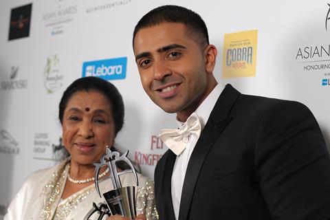 Jay Sean with Asha Bhosle at the asian award 2011