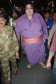 Sumo wrestler Yamamotayama at airport before entering