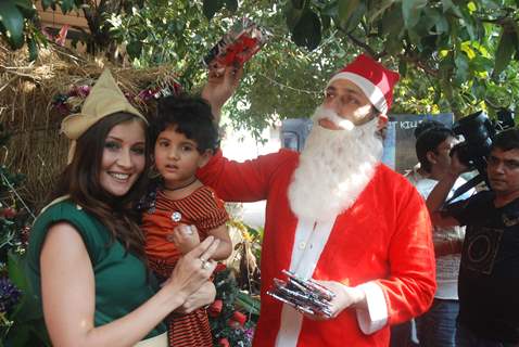 Shiney Ahuja with Claudia Ciesla turns Santa at Andheri