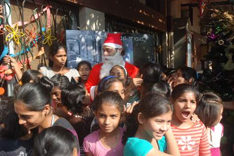 Shiney Ahuja turns Santa at Andheri