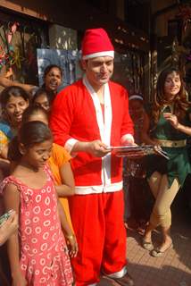 Shiney Ahuja turns Santa at Andheri