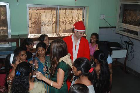 Shiney Ahuja turns Santa at Andheri