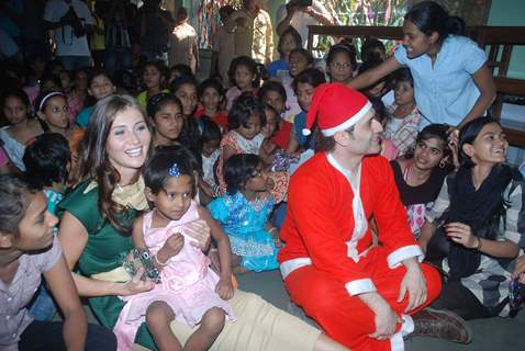 Shiney Ahuja with Claudia Ciesla turns Santa at Andheri
