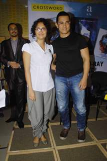 Aamir Khan and Kiran Rao at Dhobi Ghat DVD launch at Crossword, Kemps Corner