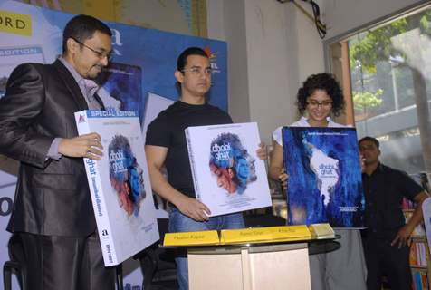 Aamir Khan and Kiran Rao at Dhobi Ghat DVD launch at Crossword, Kemps Corner