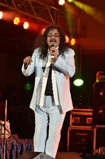 Hariharan performing live ‘King in Concert’ organized by Nagrik Shikshan Sanstha in Mumbai