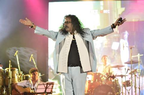 Hariharan performing live ‘King in Concert’ organized by Nagrik Shikshan Sanstha in Mumbai