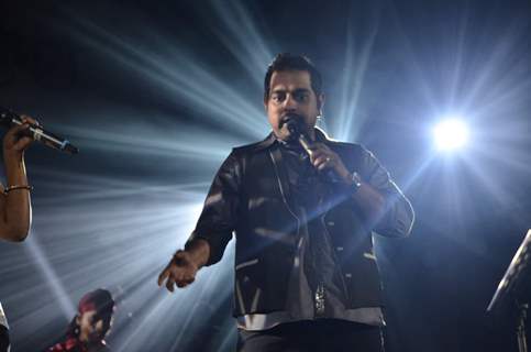 Shankar Mahadevan performing live ‘King in Concert’ organized by Nagrik Shikshan Sanstha in Mumbai