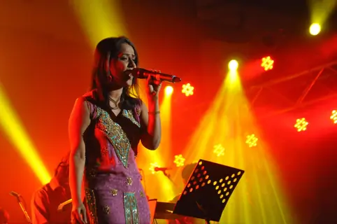 Mahalakshmi Iyer performing live ‘King in Concert’ organized by Nagrik Shikshan Sanstha in Mumbai