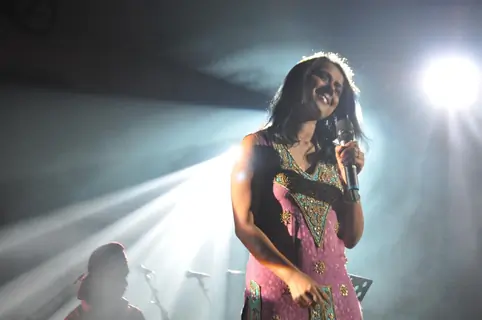 Mahalakshmi Iyer performing live ‘King in Concert’ organized by Nagrik Shikshan Sanstha in Mumbai