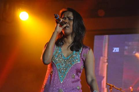 Mahalakshmi Iyer performing live ‘King in Concert’ organized by Nagrik Shikshan Sanstha in Mumbai