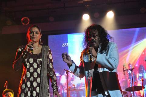 Hariharan performing live ‘King in Concert’ organized by Nagrik Shikshan Sanstha in Mumbai