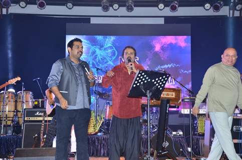 Shankar Mahadevan and Hariharan performing live ‘King in Concert’ organized by Nagrik Shikshan Sanst