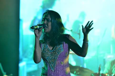 Mahalakshmi Iyer performing live ‘King in Concert’ organized by Nagrik Shikshan Sanstha in Mumbai