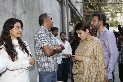 Raveena Tandon, Juhi Chawla pays last tribute to veteran producer-distributor Darshan Sabharwal