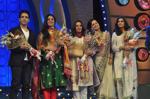 Tusshar Kapoor, Tabu, Shabana Azmi, Kangana and Sonali Bendre at police show Umang