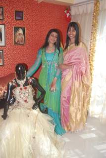 Nethra and Smita Bansal launch Jinal Kenia's wedding shop YUME at Juhu